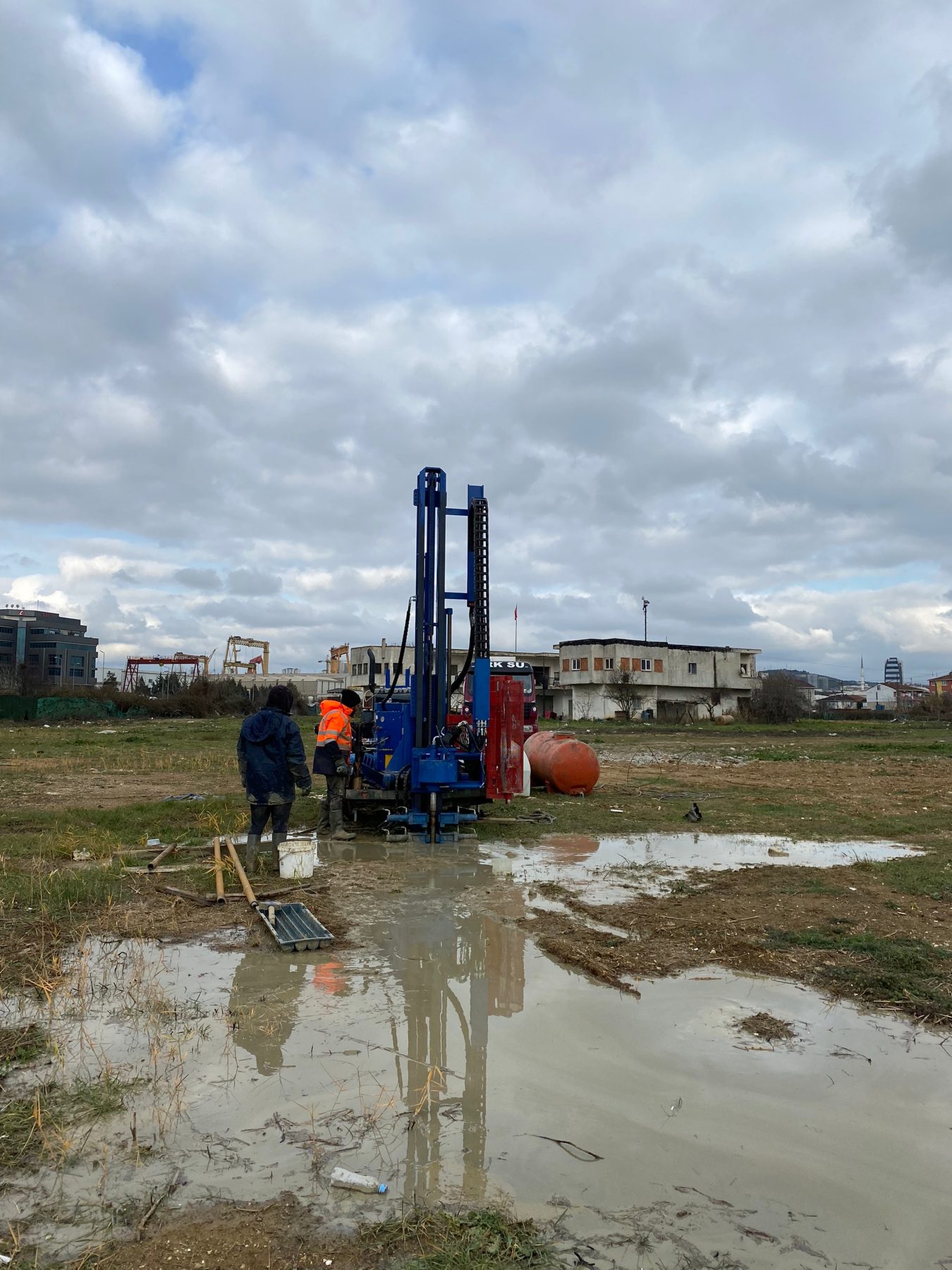 Zemin Teknik sondaj ekibi sahada karotlu sondaj yapıyor